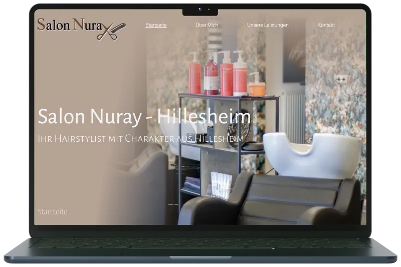 Webseite-Mockup von Salon Nuray mit Friseurstühlen, Waschbecken und Regalen mit Haarpflegeprodukten im Salon.