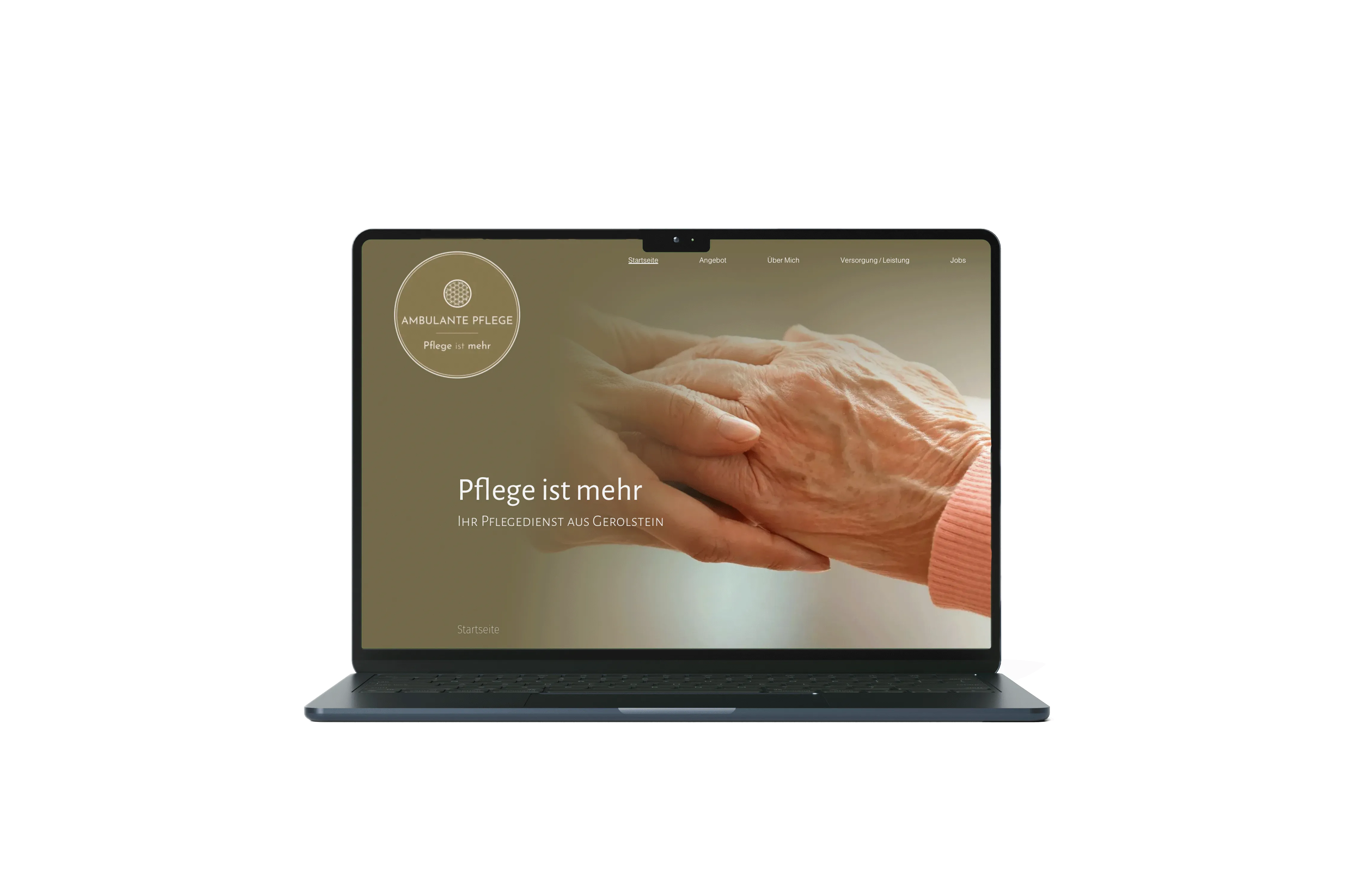 Laptop zeigt Webseite mit zwei sich haltenden Händen und Text ‚Pflege ist mehr, Ihr Pflegedienst aus Gerolstein‘.