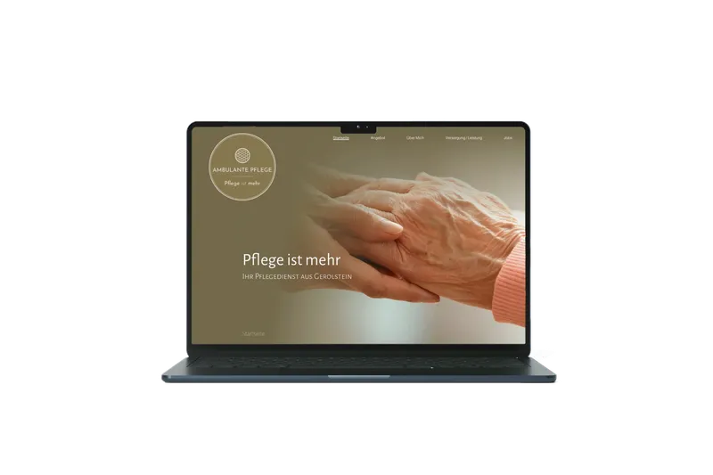Laptop zeigt Webseite mit zwei sich haltenden Händen und Text ‚Pflege ist mehr, Ihr Pflegedienst aus Gerolstein‘.
