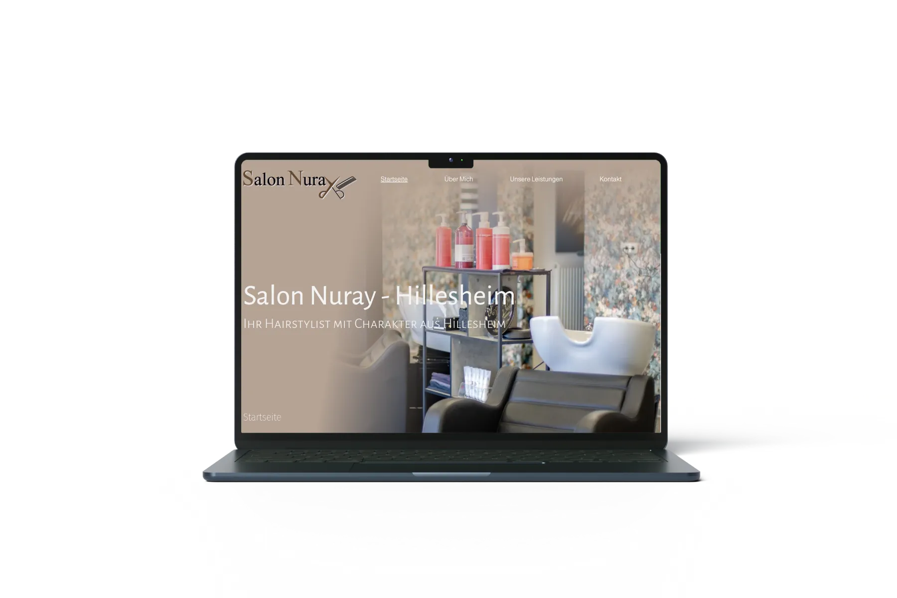 Laptop zeigt Website von Salon Nuray in Hillesheim mit Friseurstuhl und Pflegeprodukten im Hintergrund.